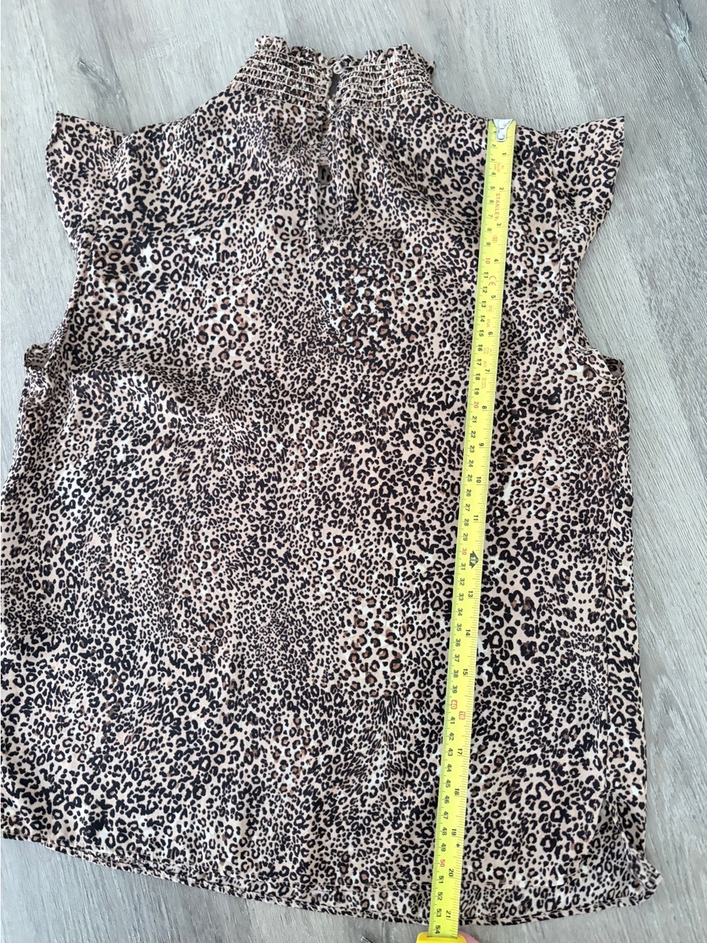 Vince Camuto Leopard Print Sleeveless Smocked Yoke Top - Picture 3 of 6